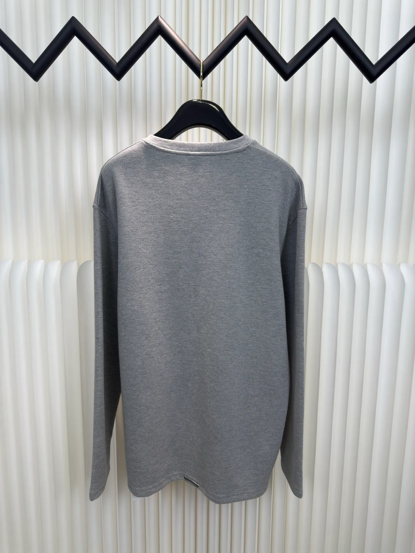 P400 Chrome Hear patchwork leather Henry collar waffle sweatshirt. The fabric is made of 350g cotton waffle double-layer material before washing (to distinguish low-weight, cut corners and non-pure cotton market products). The silver buckles and scrolls are made of antique bronze and real silver (the materials have reached 300+ quality in the market). The leather label is still made of genuine imported lambskin. The most important thing is the hand-sewn leather (the cost is high when it comes to handwork). A lot of effort has been put into the fabric, hardware and craftsmanship. The top quality in the market. The industry benchmark is only owned by a few people. Size S M L